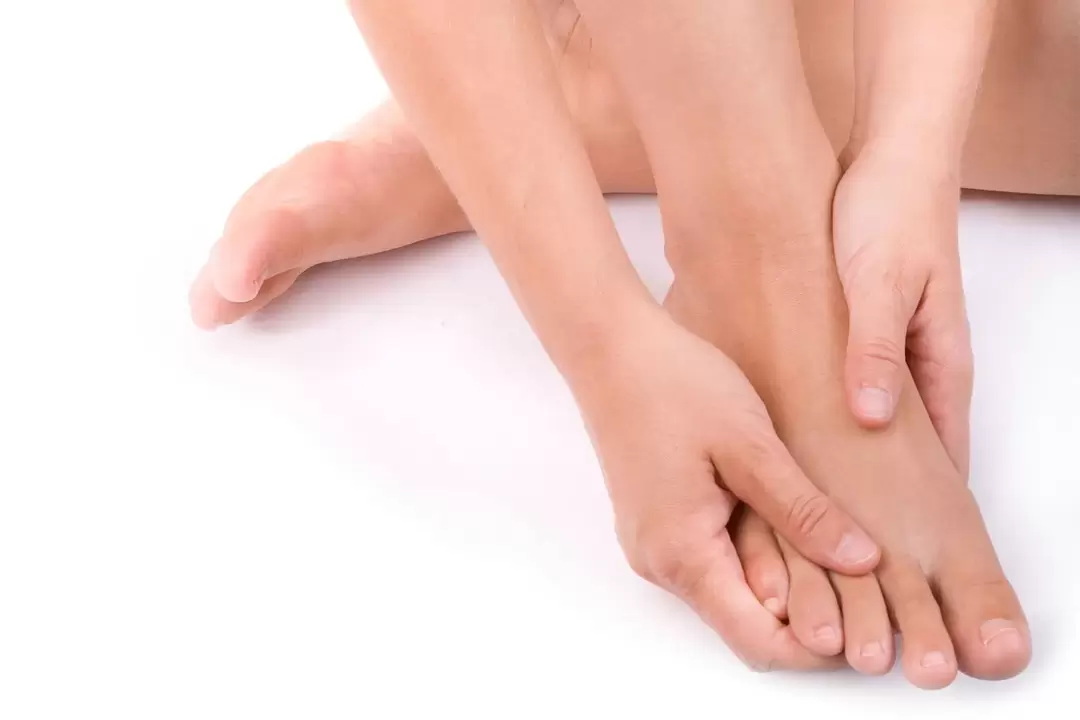 Applicazione dello spray Hondro Sol Valgus contro l'alluce valgo